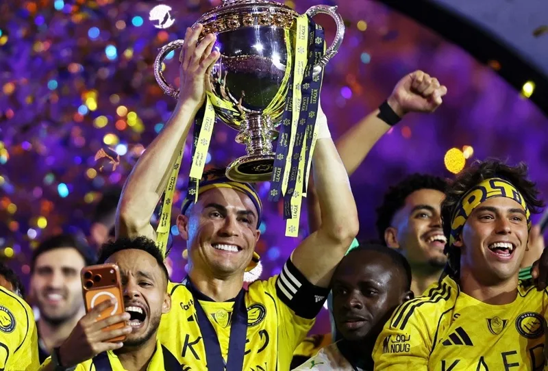 Niềm vui vỡ òa của các cầu thủ Al-Nassr trong đêm khải hoàn tại Al-Awwal Park.