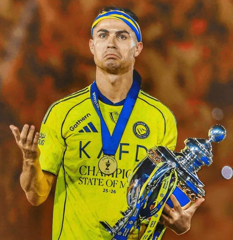 Cristiano Ronaldo nâng cao cúp vô địch Saudi Pro League 2025/2026 cùng Al-Nassr.