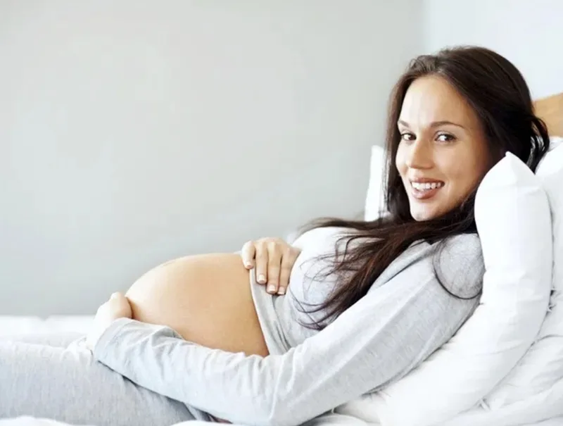 Giấc mơ thấy bạn thân có bầu thường liên quan đến tình bạn, sự gắn bó hoặc một kế hoạch chung.