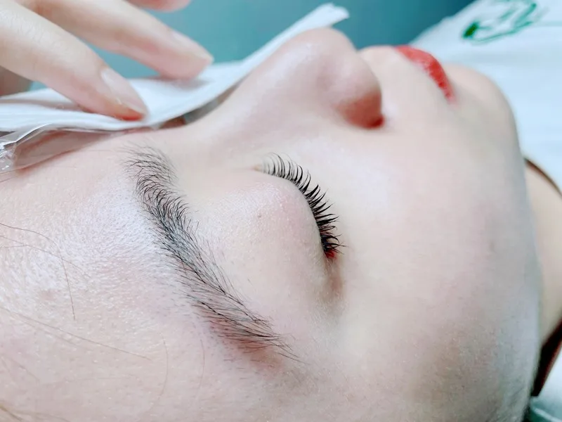 Uốn mi collagen thường là dịch vụ uốn mi kết hợp bước dưỡng, giúp sợi mi có cảm giác mềm, mượt và tự nhiên hơn.