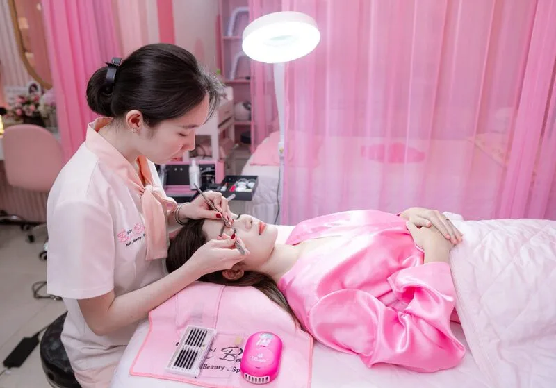 Một salon uy tín cần kiểm tra tình trạng mi thật, dùng dụng cụ sạch, sản phẩm rõ nguồn gốc và hướng dẫn chăm sóc sau uốn.