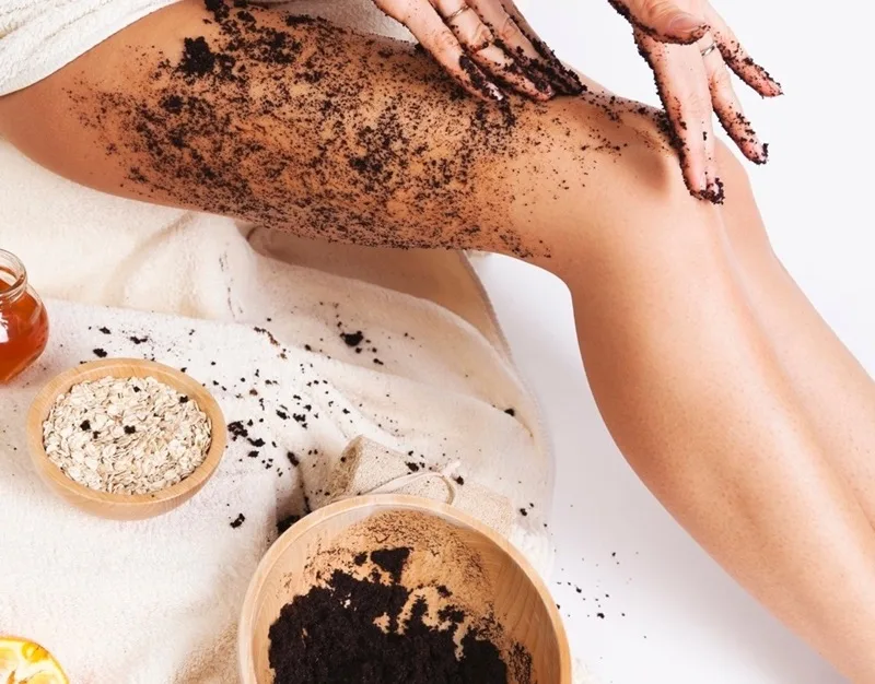 Tẩy tế bào chết toàn thân bằng bã cà phê giúp dọn dẹp lớp sừng già cỗi, xỉn màu.