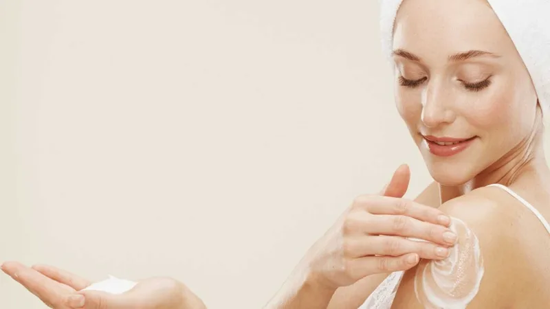 Thoa kem dưỡng chứa Niacinamide hoặc Alpha Arbutin ngay sau khi tắm để hoạt chất thẩm thấu tốt nhất.