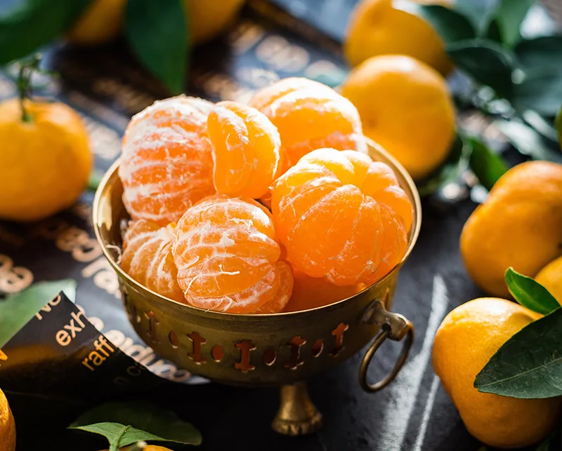 Bổ sung thực phẩm giàu Vitamin C và uống đủ nước giúp làn da body trắng khỏe từ gốc.